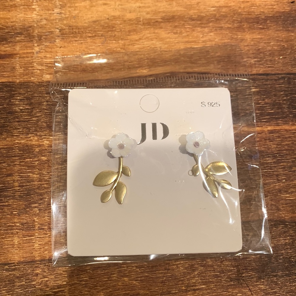 Flower earrings.